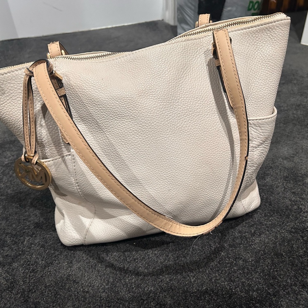 MICHAEL KORS JET SET EAST WEST IVORY LEATHER TOTE HANDBAG